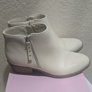Arizona Jean Company Cream Ankle Booties